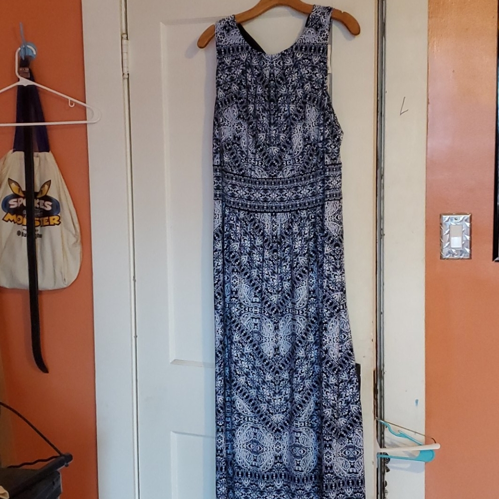 Long sleeveless maxi dress